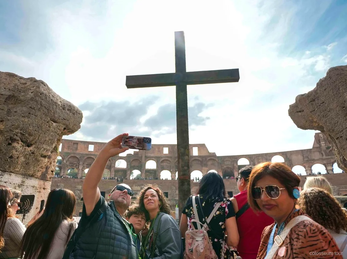 Visita in autonomia al Foro Romano dopo il tour VIP del Colosseo