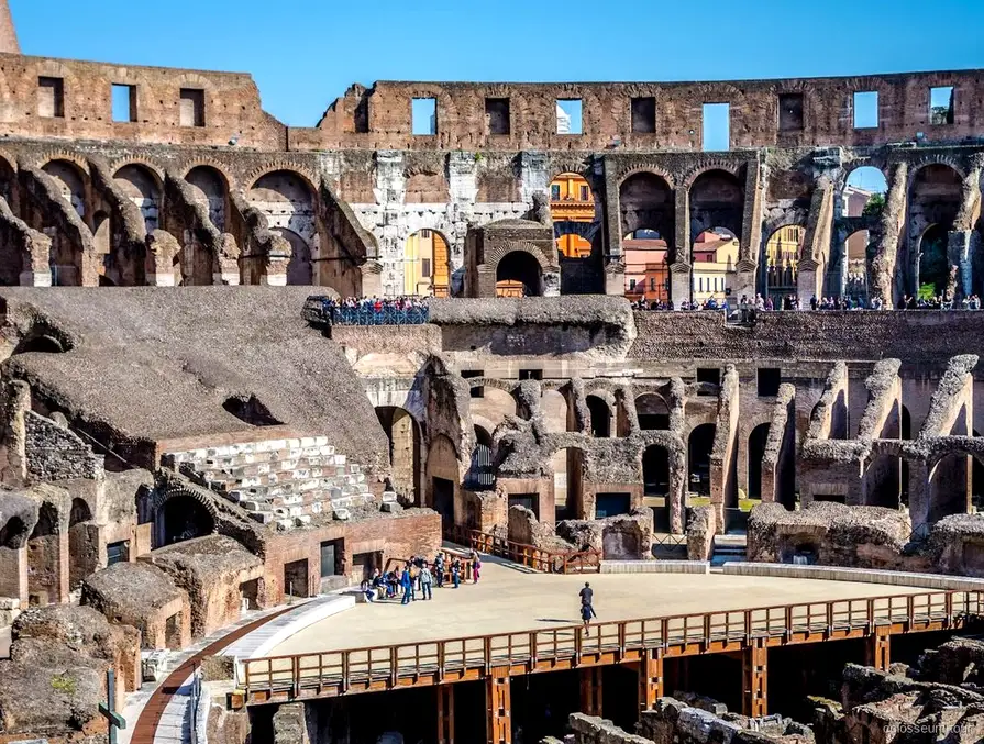 Visite de l'arène du Colisée entrant par la Porte des Gladiateurs