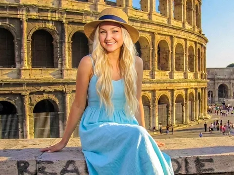 Besökare med Colosseum-biljett och ljudguide utforskar amfiteatern