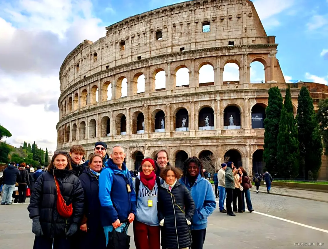 Gouden-uur uitzicht over de arena van het Colosseum tijdens de zonsondergangtour