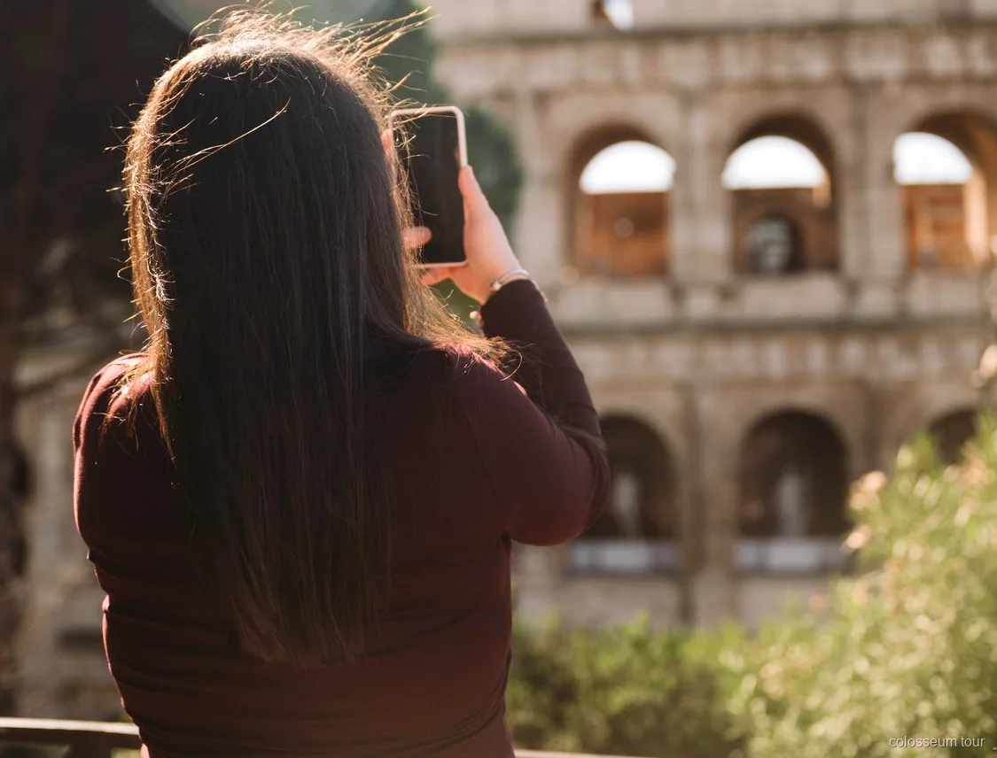 Kolezyum arena zemini ile Roma Forumu ve Palatine Tepesi turu grubu