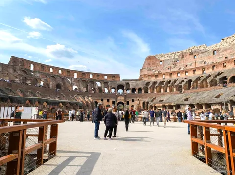 Lizenzierter Guide bei der Kolosseum VIP-Arenaboden-Kleingruppentour