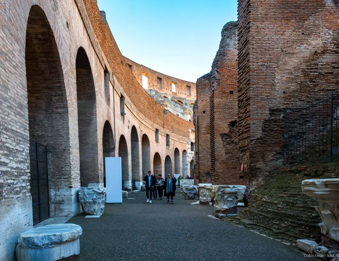 Grup reduït explorant el pis de l'arena del Colosseum amb un guia expert
