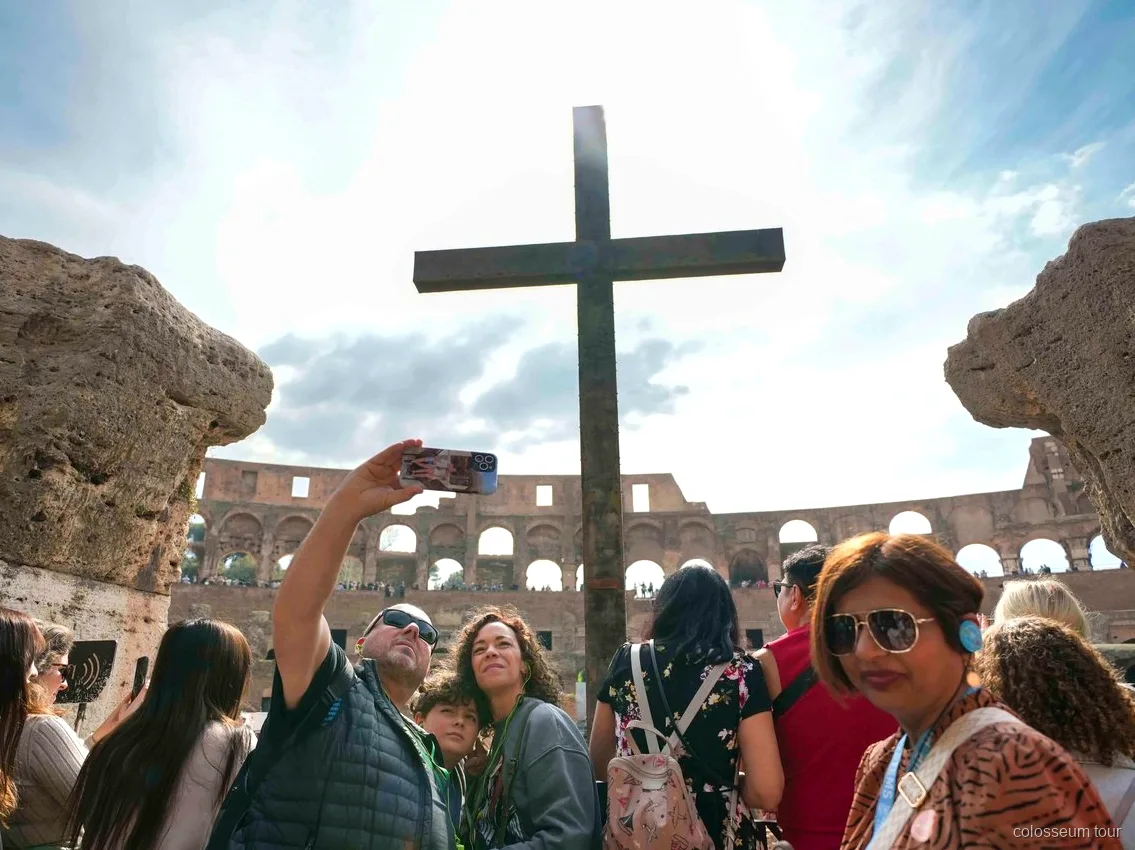 Visita libre por el Foro Romano tras el tour VIP del Coliseo