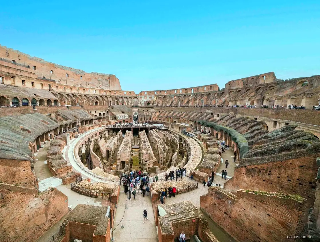 Tour VIP en petit grup pel pis de l'arena del Colosseum amb cafè matinal