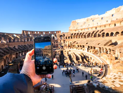Grup reduït al pis de l'arena del Colosseum en el tour VIP de matí