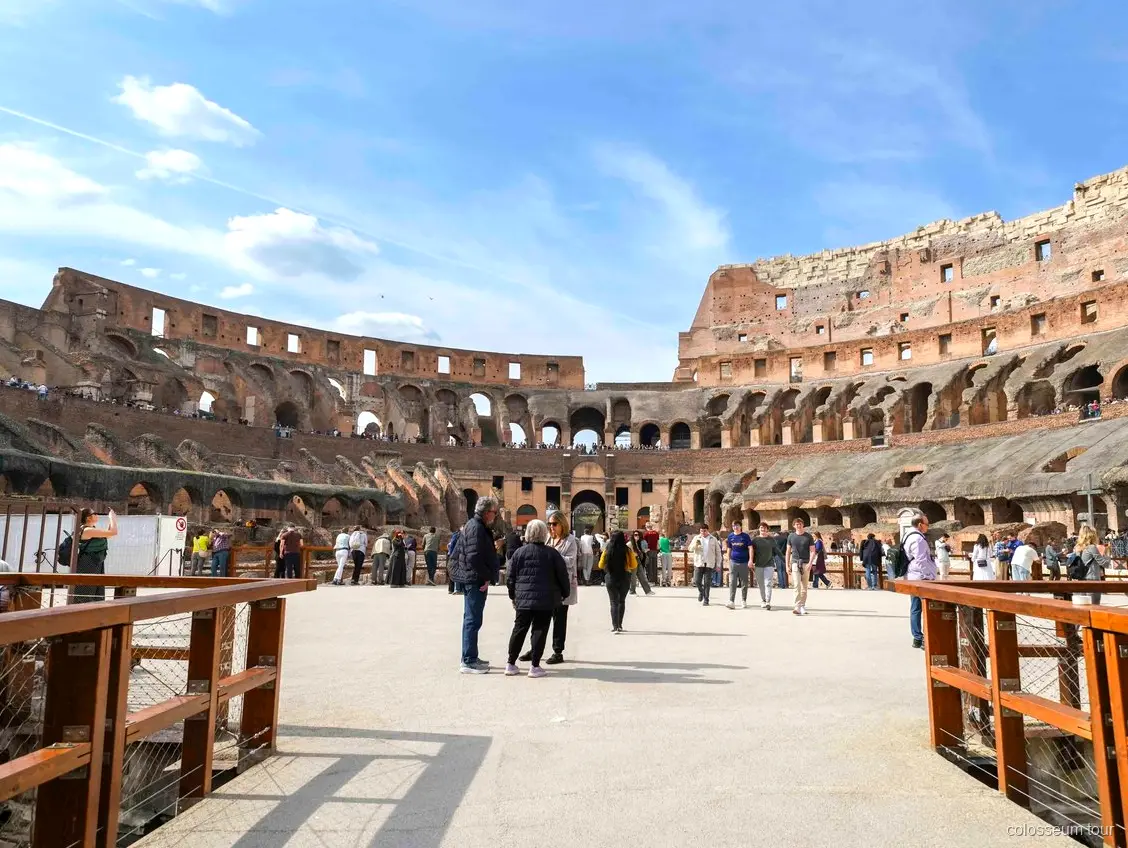 Guia amb llicència en el tour VIP en petit grup del pis de l'arena del Colosseum